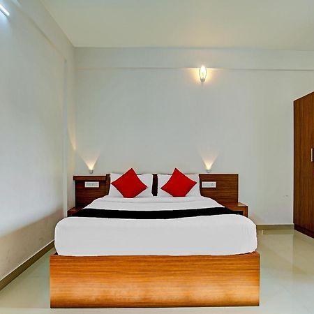 Готель Vaccinated Staff- Capital O 74715 Phoenix Holidays Kochi Екстер'єр фото