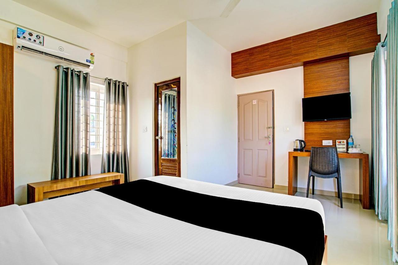 Готель Vaccinated Staff- Capital O 74715 Phoenix Holidays Kochi Екстер'єр фото