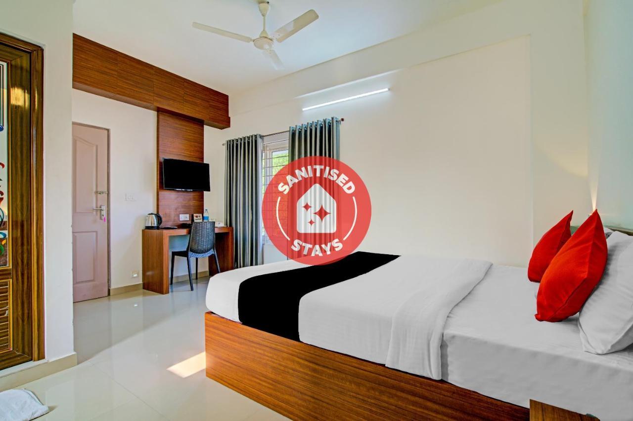 Готель Vaccinated Staff- Capital O 74715 Phoenix Holidays Kochi Екстер'єр фото