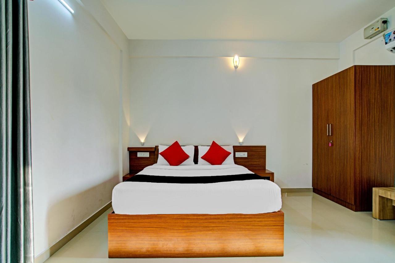 Готель Vaccinated Staff- Capital O 74715 Phoenix Holidays Kochi Екстер'єр фото