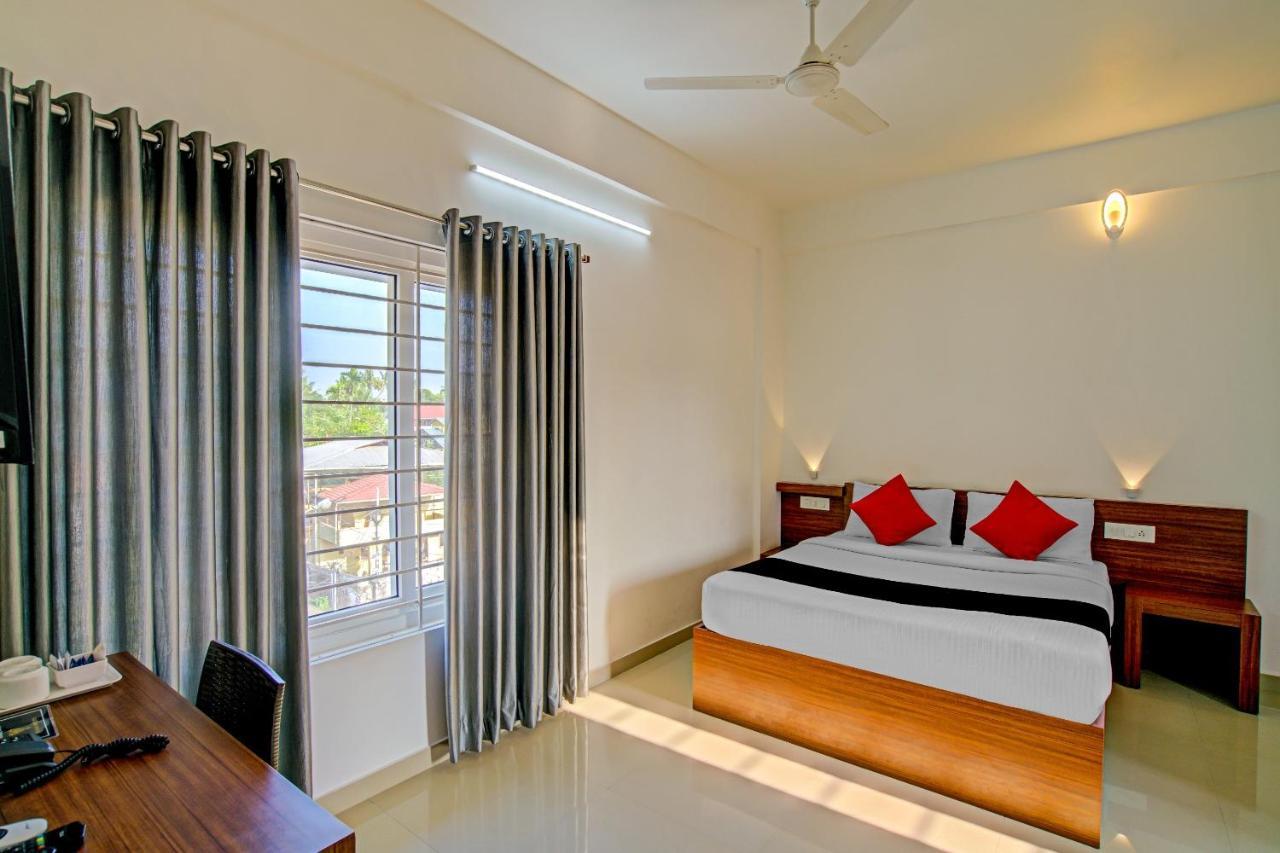 Готель Vaccinated Staff- Capital O 74715 Phoenix Holidays Kochi Екстер'єр фото