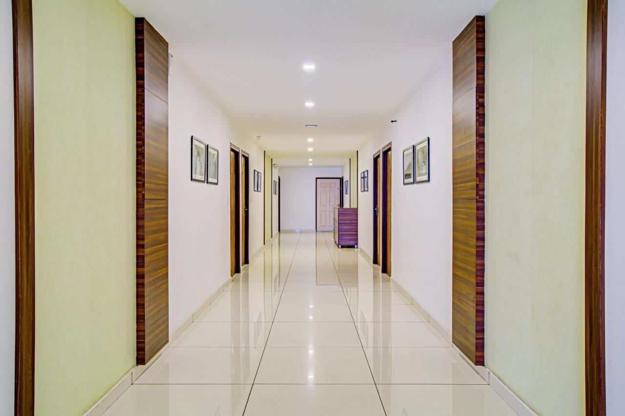 Готель Vaccinated Staff- Capital O 74715 Phoenix Holidays Kochi Екстер'єр фото