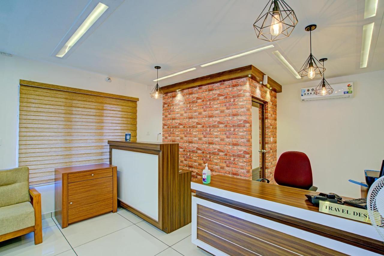 Готель Vaccinated Staff- Capital O 74715 Phoenix Holidays Kochi Екстер'єр фото