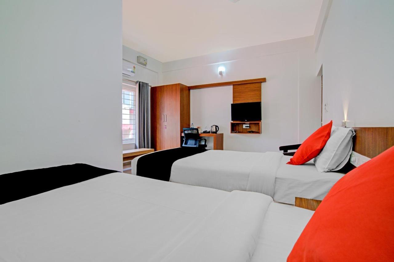 Готель Vaccinated Staff- Capital O 74715 Phoenix Holidays Kochi Екстер'єр фото